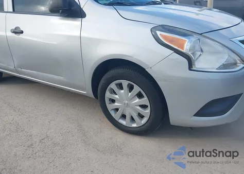 2015 Nissan Versa 1.6 S z USA, uszkodzony, nr VIN 3N1CN7AP7FL819783